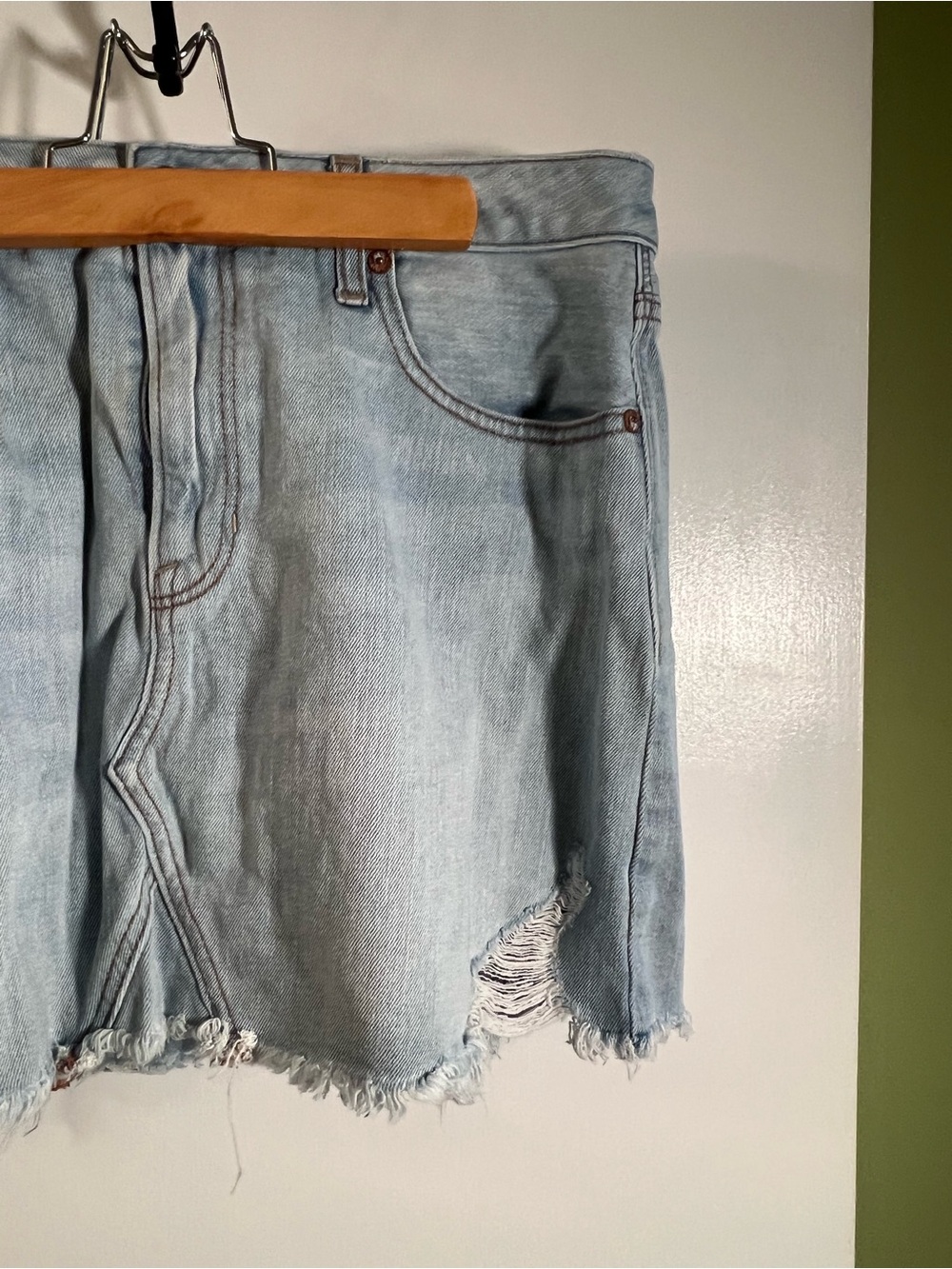 American Eagle Women’s Size 14 Denim Mini Skirt Cut Off Light Wash Distressed - Picture 4 of 10